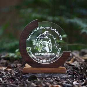 Trophées en Acrylique et Palissandre – 100% Personnalisables !